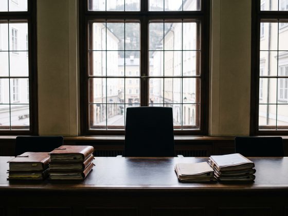 Richtertisch mit Akten im Landesgericht