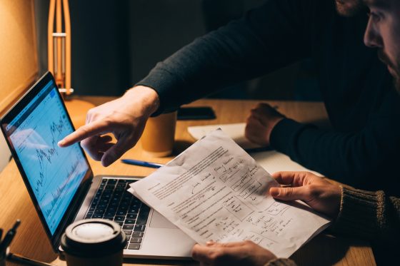 Besprechung eines technischen Sachverhalts anhand von Schriftsatz und Systemprotokollen