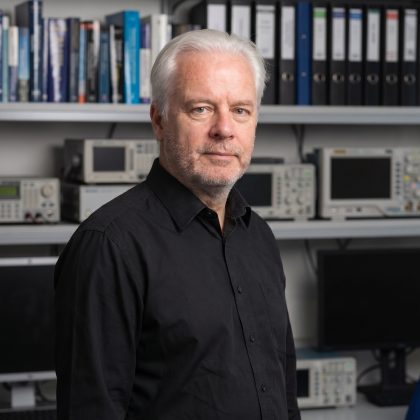 Martin Höck in seinem Arbeitsumfeld als IT-Sachverständiger